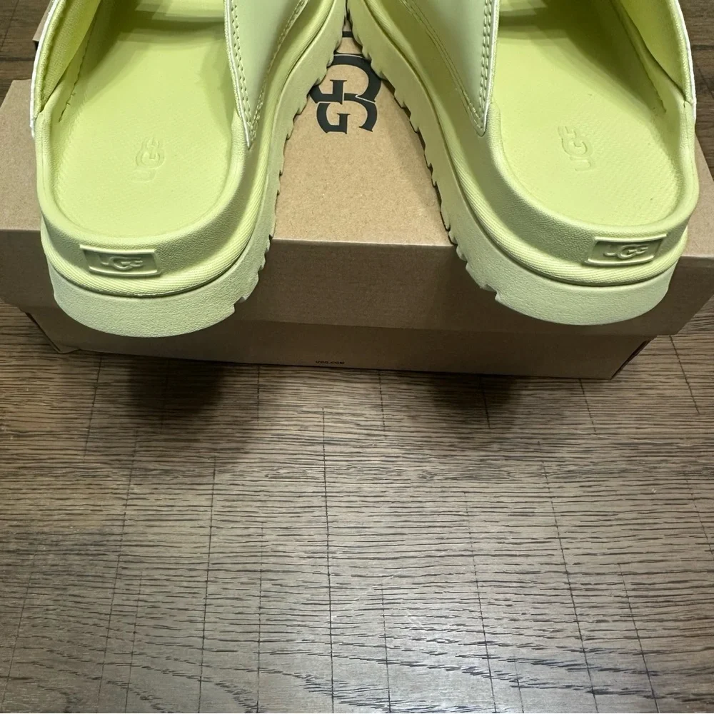 UGG Goldenglow Slide YOUTH 5 or Women’s 6.5/7 NIB
